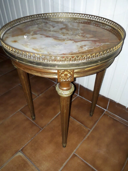 Mesa con mármol y bronce