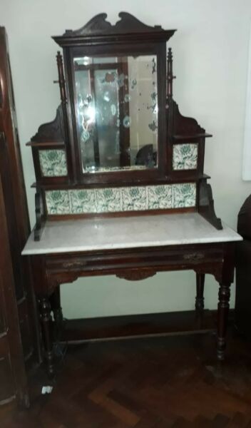 Mueble con espejo antiguo