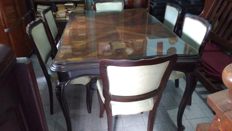 Hermoso juego de mesa y sillas antiguas estilo Luis 15