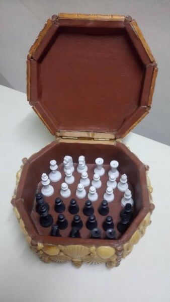 Juego de ajedrez en caja de madera con caracoles