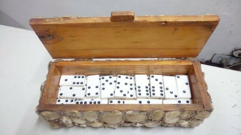 Juego de domino en caja de madera con caracoles