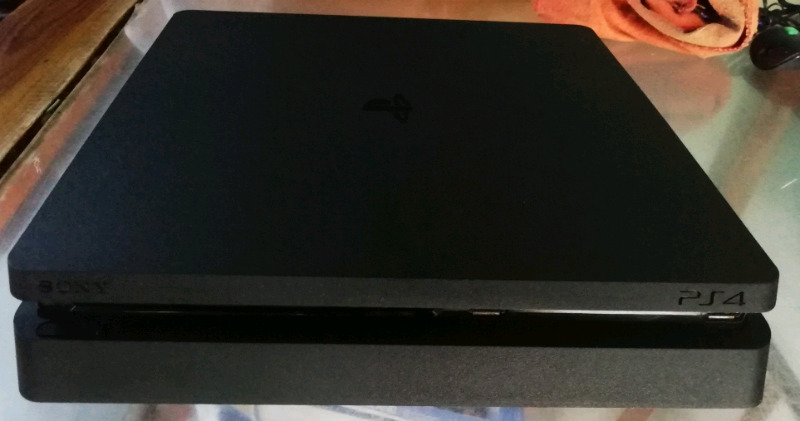 PS4 Slim Consola