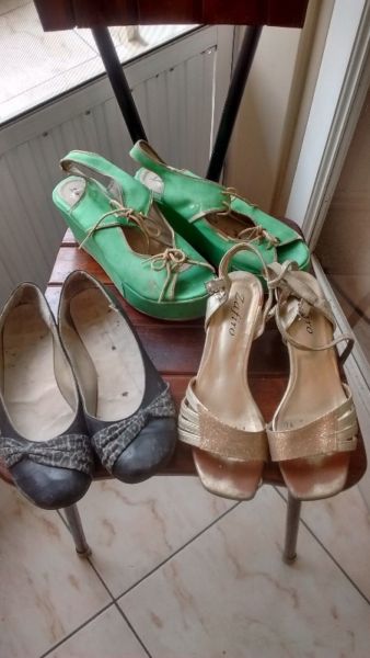 Tres pares de zapatos por 100 pesos