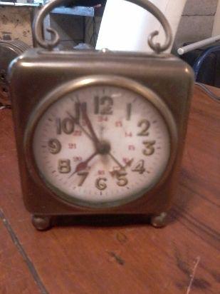 reloj despertador con caja de bronce