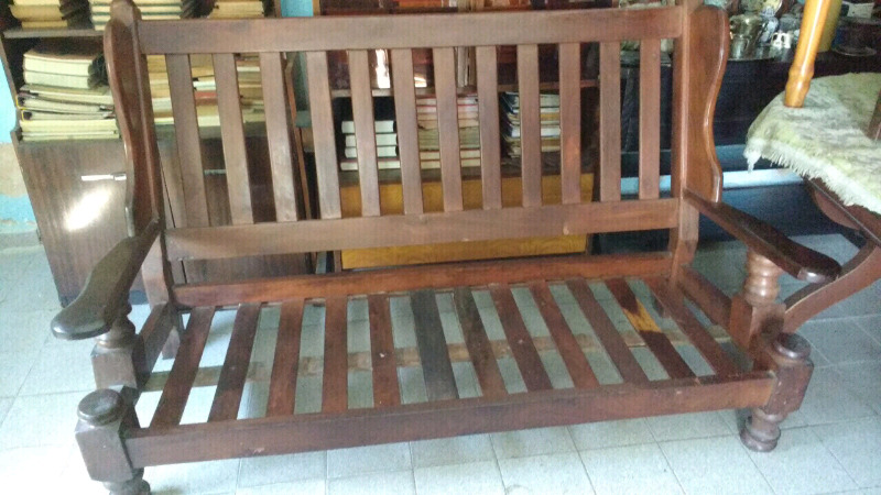 Antiguo sillón de algarrobo de 3 cuerpos