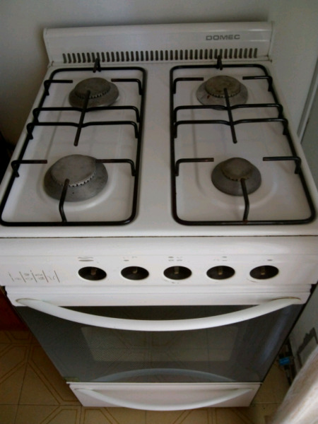 Cocina a gas, marca Domec.
