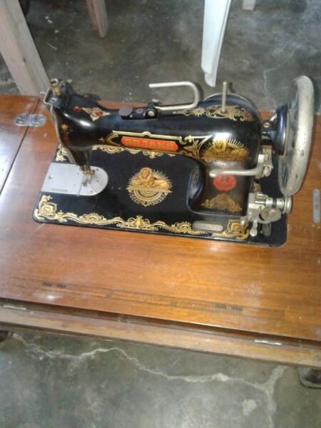 Maquina de coser antigua Alemana.