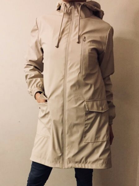 Piloto impermeable Zara. Sin uso