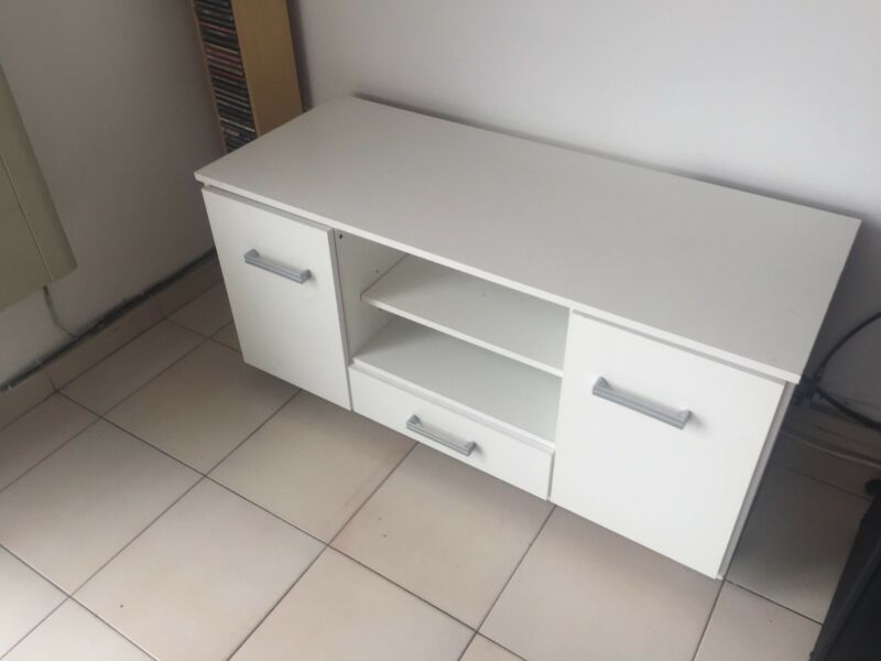 Rack mueble para TV con 2 puertas y cajón.