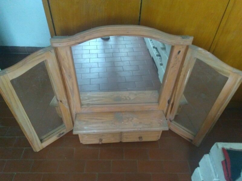 Tocador con tres espejos