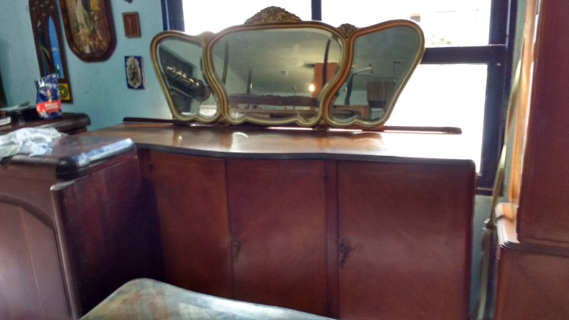 Antiguo bahiut estilo Luis 15 con espejo biselado impecable