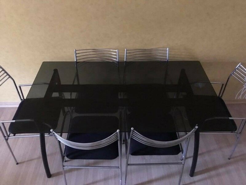 Mesa de vidrio con 6 sillas