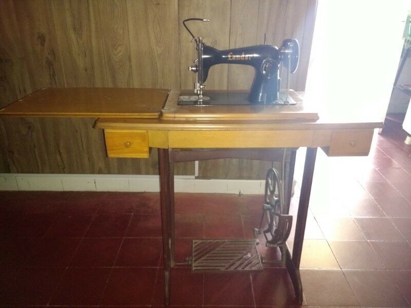 Máquina de coser Antigua Lander