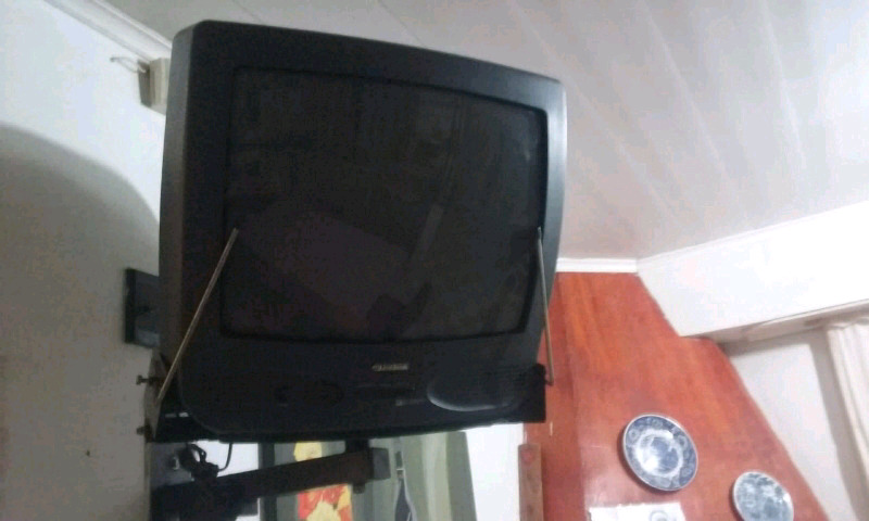 TELEVISOR 21 PULGADAS SERIE DORADA C/ SOPORTE