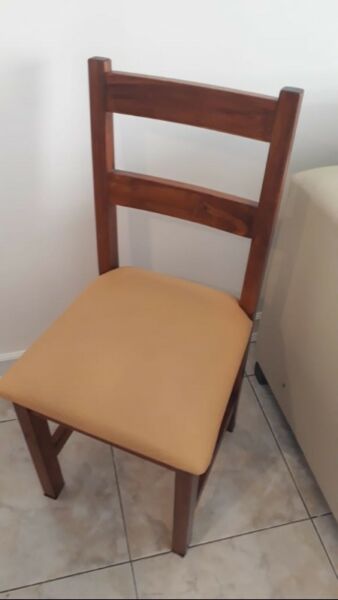 Vendo Mesa de madera 1,30 x 1, 30 y 6 sillas tapizadas