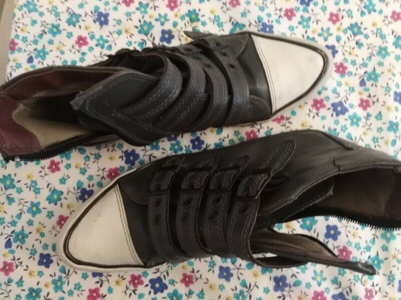 Zapatillas cuerina con cierre