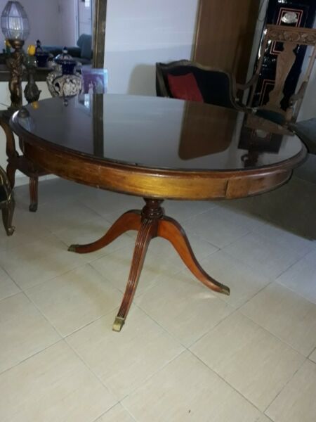 mesa antigua con lustre