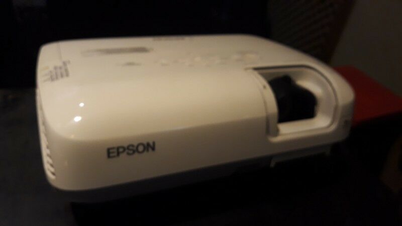 Proyector epson s8 + pantalla