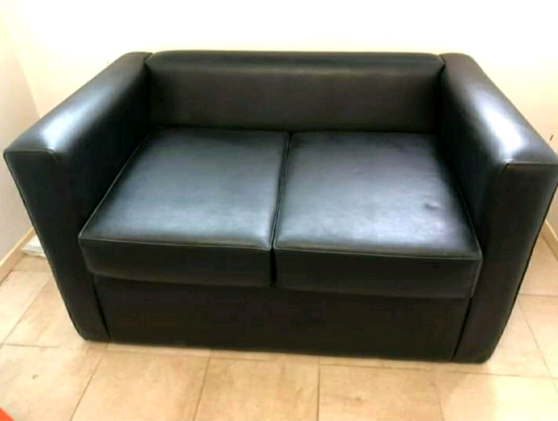 Sofa cama de cuerina negra