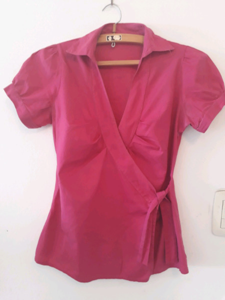 Camisa fucsia entallada