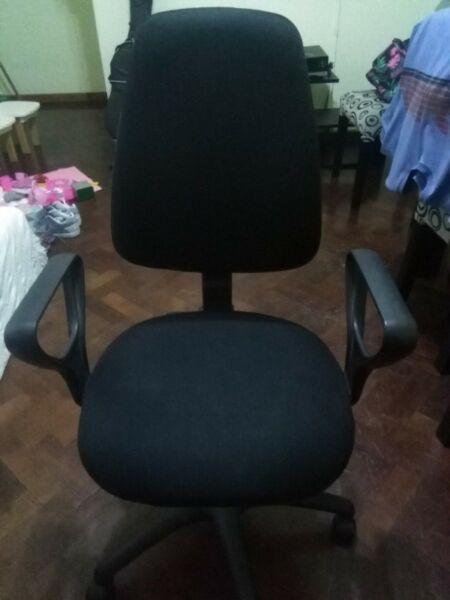 Silla con rueditas para escritorio