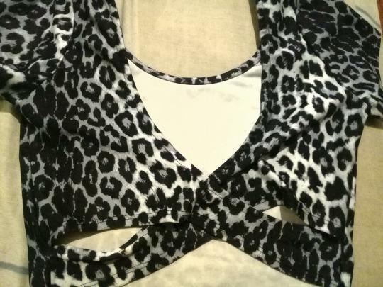 Blusa corta con detalle de abertura cruzada que se puede