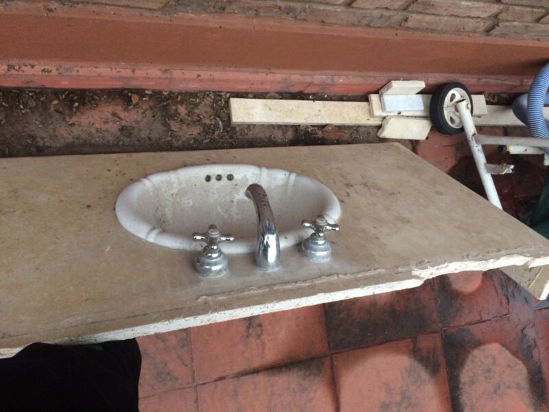 Mármol con bacha y grifería