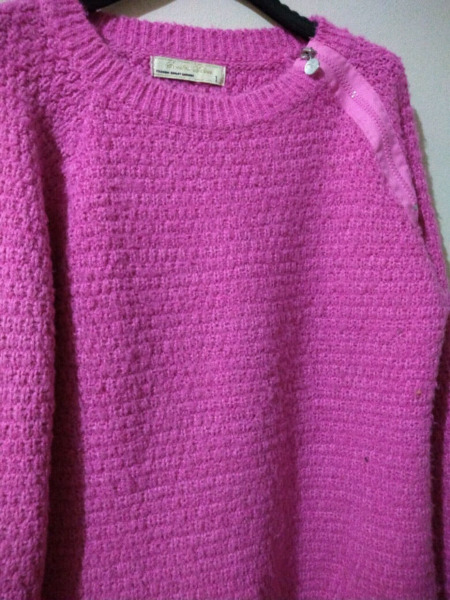 Sweter rosa con un pequeño cierre