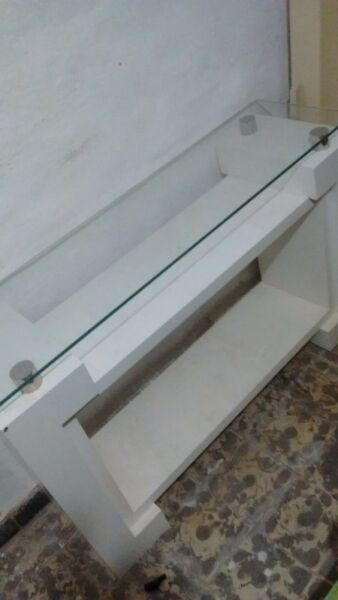 VENDO Mesa laqueada con vidrio nueva