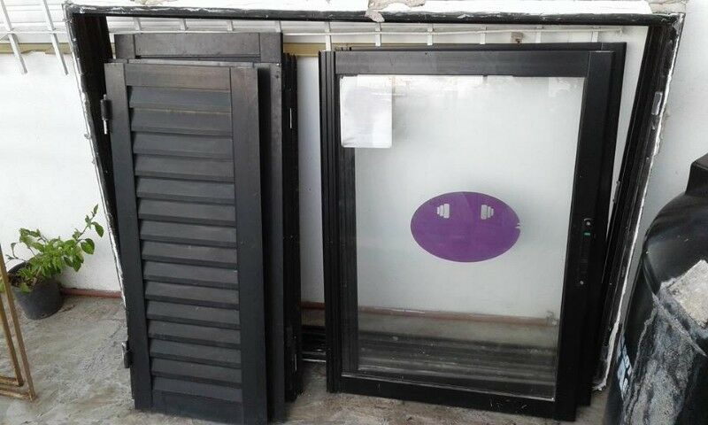 .VENDO VENTANA CORREDIZA CON VIDRIOS Y POSTIGONES DE CHAPA,