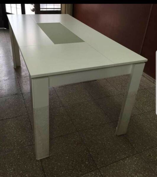 VENDO mesa con vidrio central blanca !