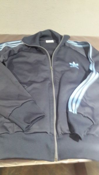 Impecable campera Adidas