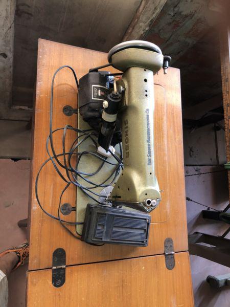 Máquina antigua eléctrica de cocer singer