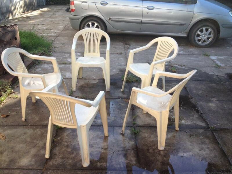 Juego de jardín: 2 mesas y 7 sillas: $