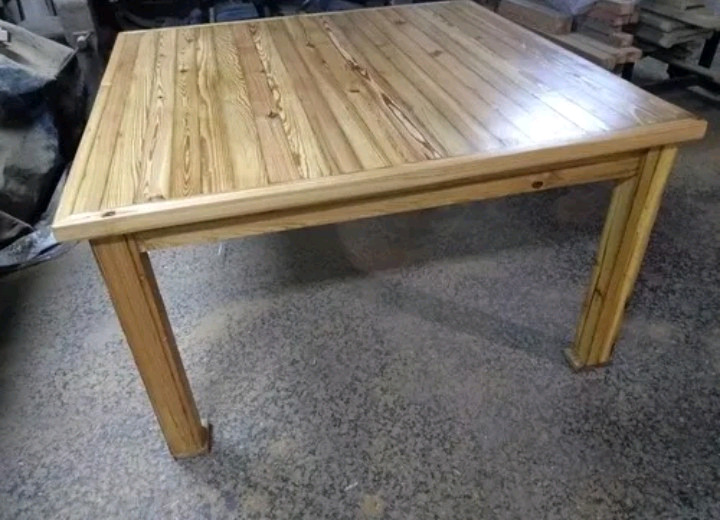 Mesa de madera Pinotea 140x140