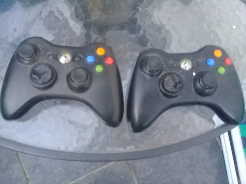 Vendo Xbox Gb con dos joysticks inalámbricos más 3