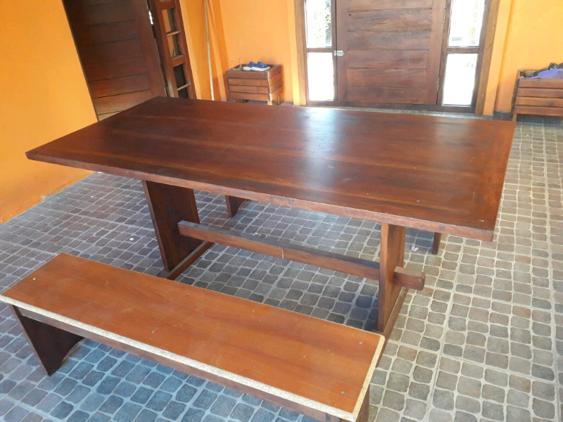 mesa más dos bancos de cedro