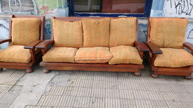 Hermoso juego de sillones de algarrobo con almohadones