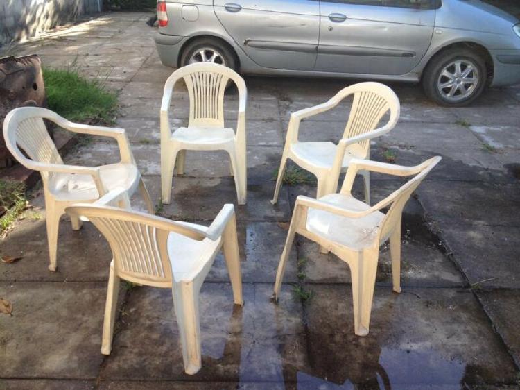 Juego de jardín: 2 mesas y 7 sillas: $3000