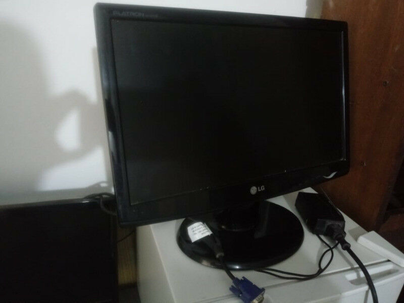 MONITOR LCD LG 19" CON SUS CABLES,IMPECABLE!