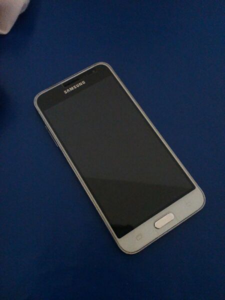 Samsung Galaxy J color blanco SMJ320M