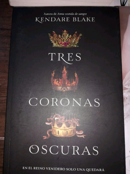 Tres coronas oscuras