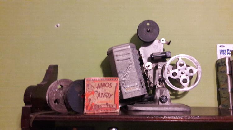 Antiguo proyector de películas mudas 4 rollos de película
