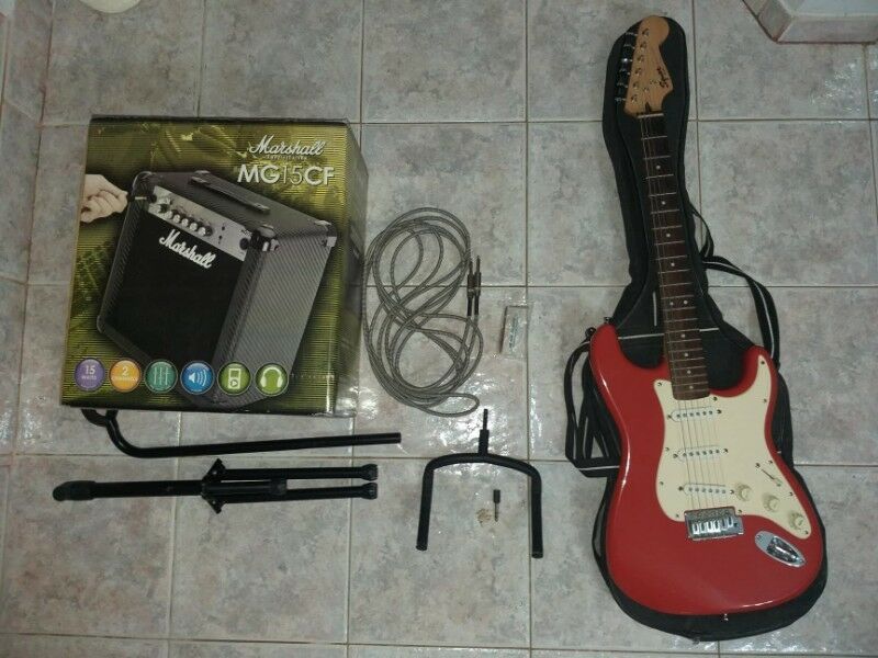 Guitarra Squier Bullet + Amplificador Marshall MG15CF +