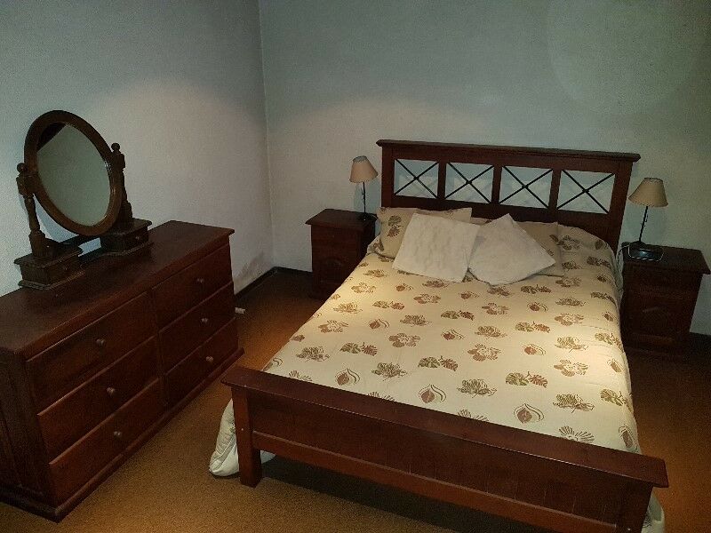 Juego De Dormitorio De Algarrobo - Excelente Estado