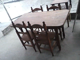 Juego de mesa 1,20 y 4 sillas torneadas.