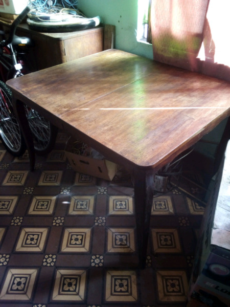Mesa madera bien conservada