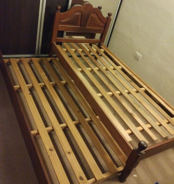 JUEGO DE ALGARROBO (CAMA, MESA DE LUZ Y SILLA)