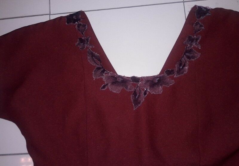 hermoso traje con chaqueta y falda color bordo una sola