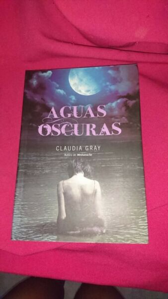 Aguas Oscuras de Claudia Gray